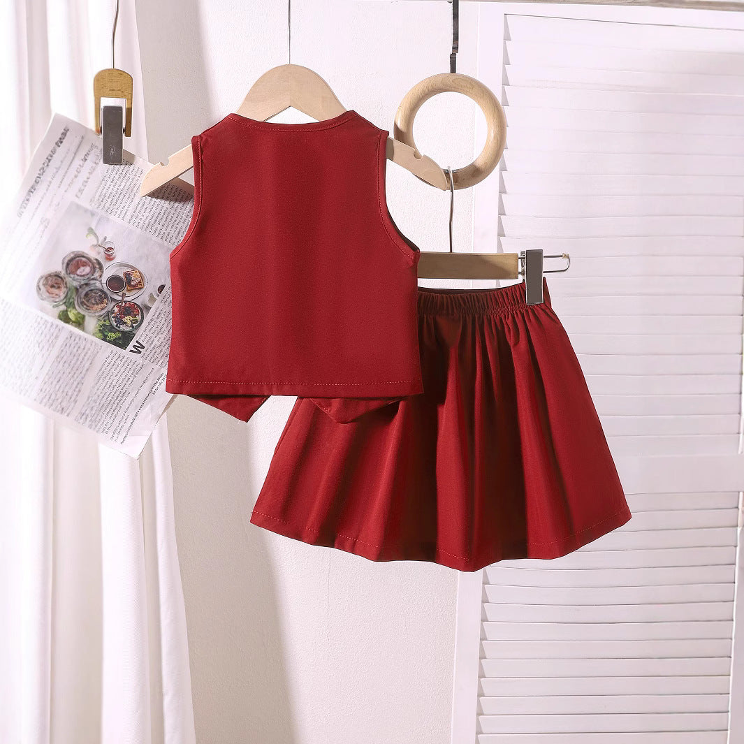 Two piece set of sleeveless vest and pleated skirt